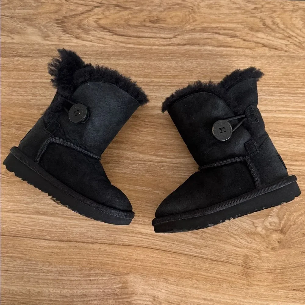 UGG Black Baby Infant Cozy Shearling Boots Casual Winter Booties Size 6